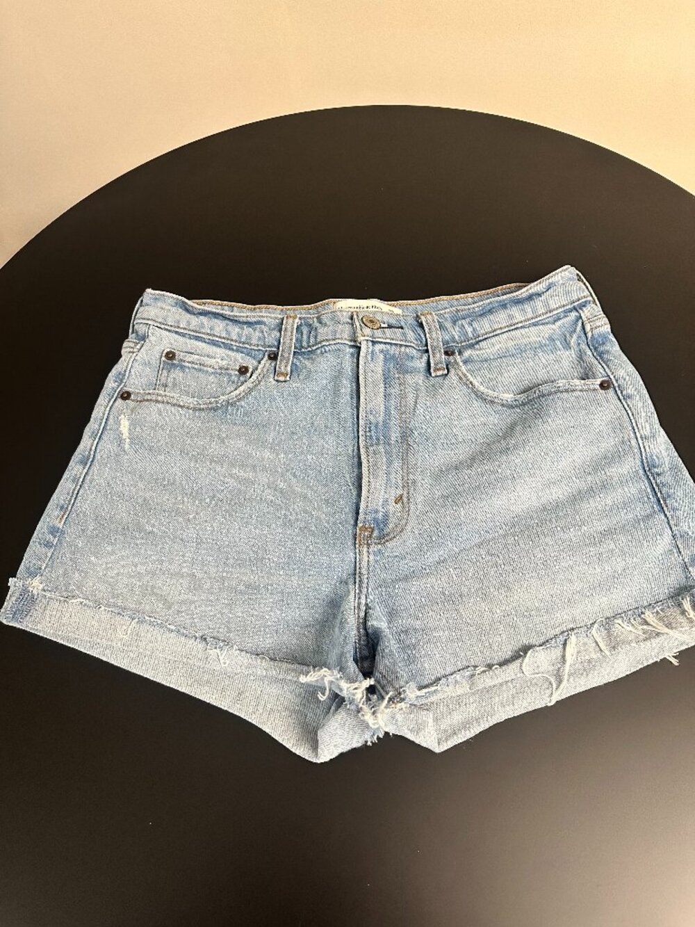 Abercrombie & Fitch “The Mom Short” – Size 6 – High Rise